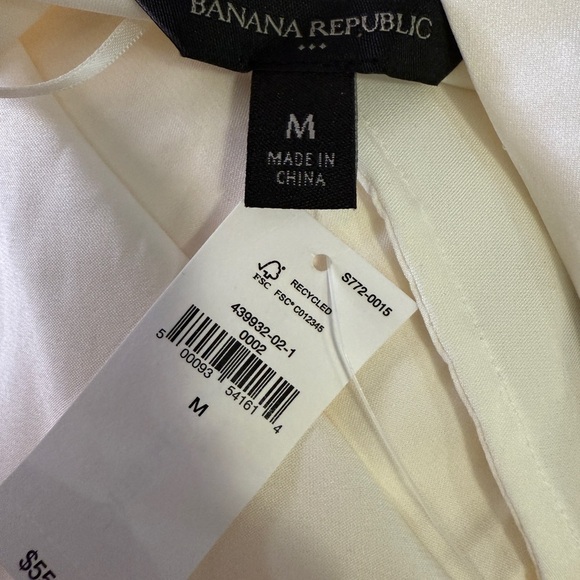 Banana Republic Cream Satin Women's Top Classic NWT - Picture 2 of 8